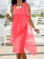 Elegante koraalrode mouwloze chiffon jurk met asymmetrische ruches details. - S / Tops / Roze
