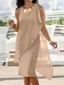 Detail van een elegante beige mouwloze chiffon jurk met onregelmatige ruches - S / Tops / Khaki