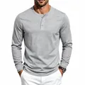 Detailweergave van een grijs herenshirt met lange mouwen, Henley-breisel en knoopsluiting - Lichtgrijs