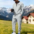 Outdoor-Detail eines grauen Herren-Trainingsanzugs mit Halbreißverschluss und Cargo-Jogginghose - S / Oberteil Und Unterteil / Hellgrau
