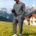 Detailansicht grauer Herren-Trainingsanzug mit Halbreißverschluss in alpiner Umgebung - S / Oberteil Und Unterteil / Dunkelgrau