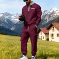 Detailansicht der kastanienbraunen Herren-Sweatshirt-Kombination in einer Alpenkulisse - S / Oberteil Und Unterteil / Burgunderrot