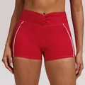 Hoch taillierte rote Yoga-Shorts mit gedrehtem Bund und stilvollen weißen Paspeln - S / Oberteil und Hose / China Rot