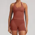 Set yoga senza cuciture terracotta da donna con reggiseno sportivo halter e pantaloncini - Rame Caramello