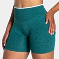 Nahtlose Yoga-Shorts mit Leopardenmuster in Blaugrün mit weißem Kontrastbesatz - Türkises Leopardenmuster