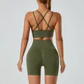 Naadloze olijfgroene yoga set met sportbeha en korte broek, achteraanzicht - Legergroen