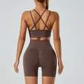 Achteraanzicht van bruine naadloze yogaset met sportbeha en korte broek met hoge taille - koffiekleur