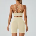 Lichtbeige naadloze yogaset met sportbeha en bijpassende korte bikerbroek voor dames - Khaki