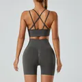 Grijze naadloze yogaset inclusief een sportbeha en korte broek met hoge taille - donkergrijs