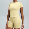 Naadloze lichtgele yogaset met nauwsluitend shirt met korte mouwen en sportshort - XS / Boven- En Onderstuk / Short Set / Licht Roomgeel