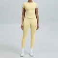 Naadloze lichtgele yogaset met top met korte mouwen en een legging met hoge taille - XS / Boven- En Onderstuk / Broek Set / Licht Roomgeel
