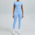 Hemelsblauw naadloos yoga-setje met nauwsluitend shirt met korte mouwen en leggings - XS / Boven- En Onderstuk / Broek Set / Ijsblauw