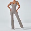 Rückenfreier Yoga-Jumpsuit in Grau mit ausgestelltem Bein für Fitness und Sport - Leinen