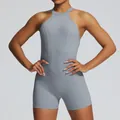 Pagliaccetto sportivo grigio elasticizzato a pezzo unico con scollo halter per il fitness - Taglia S / Top E Pantaloni / Grigio Nebbia