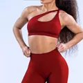 Primo piano di reggiseno sportivo monospalla rosso e pantaloni yoga senza cuciture - XS / Top E Pantaloni / Borgogna