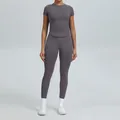 Tweeledige naadloze yogaset met shirt met korte mouwen en legging in antraciet - XS / Boven- En Onderstuk / Broek Set / Paddestoelgrijs