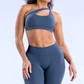 Dettaglio del set yoga senza cuciture con reggiseno sportivo monospalla in nylon opaco - XS / Top E Pantaloni / grigio-blu