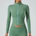 Ensemble de yoga vert sauge avec fermeture éclair, tissu brossé et legging taille haute - S / Hauts / Veste à manches longues / Vert Sauge