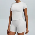 Tweedelige naadloze witte yogaset met nauwsluitende top met ronde hals en short - XS / Boven- En Onderstuk / Short Set / Wit