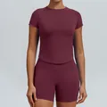 Naadloze bordeauxrode yogaset met nauwsluitende top met korte mouwen en bijpassende short. - XS / Boven- En Onderstuk / Short Set / Winterbes