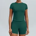 Professionele donkergroene naadloze yogaset met top met ronde hals en bijpassende korte broek - XS / Boven- En Onderstuk / Short Set / Pijnboomgroen