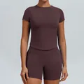 Naadloze tweedelige yoga set in donkerbruin met shirt met korte mouwen en een strakke short - XS / Boven- En Onderstuk / Short Set / Espresso