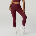 Pantaloni da yoga professionali a vita alta a coste in finitura bordeaux - rosso ciliegia