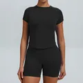 Naadloze zwarte yoga-set voor dames met top met korte mouwen en een sportshort - XS / Boven- En Onderstuk / Short Set / Zwart