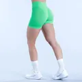 Vista posteriore di pantaloncini fitness verde lime a vita alta con effetto push-up speciale. - Verde chiaro
