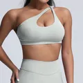 Nahtloser One-Shoulder Sport-BH mit Ausschnitt aus lichtgrauem mattem Nylon-Gewebe - XS / Oberteile / Feder-Reis