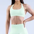 Primer plano del conjunto de sujetador deportivo halter y leggings de yoga verde - XS / Top Y Pantalón / Sujetador Halter + Pantalones Largos / Verde Palma