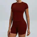 Naadloze bordeauxrode yogaset met slim fit top met korte mouwen en een sportshort - XS / Boven- En Onderstuk / Short Set / Bordeauxrood