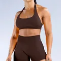 Detalle del sujetador deportivo halter marrón y pantalones cortos sin costuras de talle alto - XS / Top Y Pantalón / Sujetador Halter + Pantalones Cortos / Marrón Oscuro