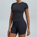 Naadloze yogaset met shirt met korte mouwen en ronde hals en strakke short in antracietgrijs. - XS / Boven- En Onderstuk / Short Set / Haaigrijs