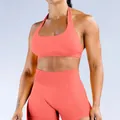 Vista detallada del conjunto de yoga sin costuras con sujetador coral y shorts de talle alto - XS / Top Y Pantalón / Sujetador Halter + Pantalones Cortos / Rosa Coral