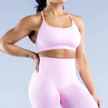 Gros plan détaillé du soutien-gorge de yoga rose sans couture en nylon mat de sport - XS / Hauts / Rose