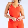 Primer plano de conjunto de yoga naranja con top de cuello halter y mallas de cintura alta - XS / Top Y Pantalón / Conjunto de Pantalones Cortos / Rojo Chile