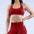 Detalle del conjunto de yoga rojo con sujetador deportivo halter y leggings sin costuras - XS / Top Y Pantalón / Sujetador Halter + Pantalones Cortos / Burdeos