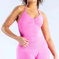 Detalle de un top de yoga rosa con cuello halter y leggings sin costuras de cintura alta - XS / Top Y Pantalón / Conjunto de Pantalones Cortos / Rosa Flor