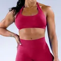 Detalle del sujetador deportivo con cuello halter rosa y leggings de yoga sin costuras - XS / Top Y Pantalón / Sujetador Halter + Pantalones Cortos / Rojo Baya