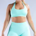 Primer plano de un conjunto de sujetador deportivo halter verde menta y leggings de talle alto. - XS / Top Y Pantalón / Sujetador Halter + Pantalones Cortos / Verde menta