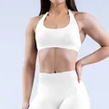 Primer plano del sujetador deportivo halter blanco sin costuras y leggings de yoga de tiro alto - XS / Top Y Pantalón / Sujetador Halter + Pantalones Cortos / Blanco