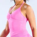 Detailansicht eines nahtlosen rosa Yoga-Tops mit gerafftem Brustdesign und mattem Stoff - XS / Oberteile / Blütenrosa