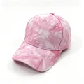 Detailansicht einer rosa-weißen Batik-Baseballkappe auf sauberem weißem Hintergrund - Erwachsene (Verstellbarer Umfang 58cm) / Rosa