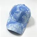 Detailansicht einer trendigen blau-weiß batikten Baumwoll-Baseballkappe für den Sonnenschutz - Erwachsene (Verstellbarer Umfang 58cm) / Blau
