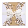 Dettaglio dell'invito di Halloween a ragnatela tagliato al laser con nastro bianco - Bianco con Fiocco Grande Beige / Bianco