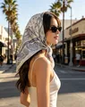 Vintage Seidenquadrattuch mit Paisley-Muster als Kopftuch in sonniger Straße getragen - 70*70cm / Weiß
