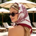 Elegante foulard di seta quadrato con stampa paisley vintage indossato come bandana - Stile 14