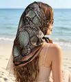Vintage-Seidenquadrat mit Paisleymuster, das von einer Frau am Strand getragen wird - Stil 12