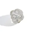 Dettaglio macro di un anello hip-hop con zirconi trasparenti a forma di quadrifoglio - Taglia 6 / Argento